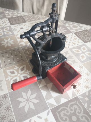 Macinino da caffè vintage in ghisa