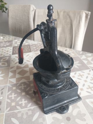 Macinino da caffè vintage in ghisa