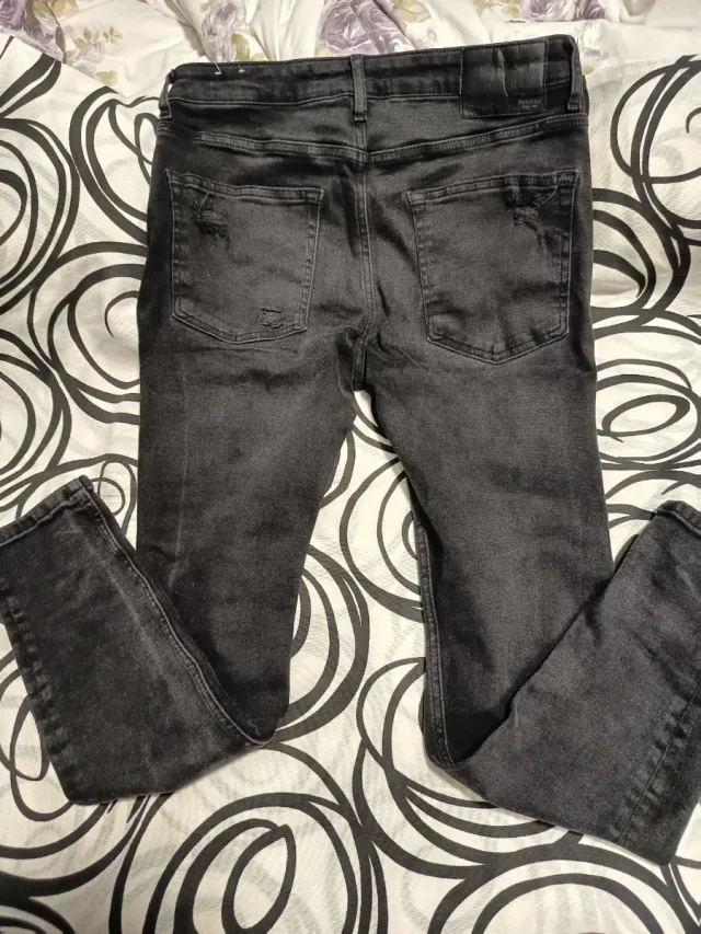 Pantalón vaquero negro Bershka desgastado talla 40