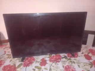 Televisor Negro.la pantalla rota.lo vendo por piez