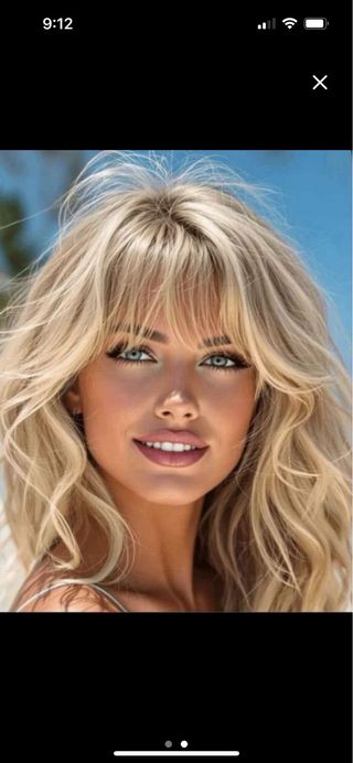 Preciosa Peluca rubia ondulada con flequillo