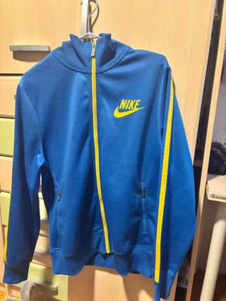 Chaqueta deportiva Nike azul y amarilla