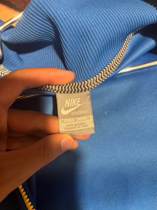 Chaqueta deportiva Nike azul y amarilla
