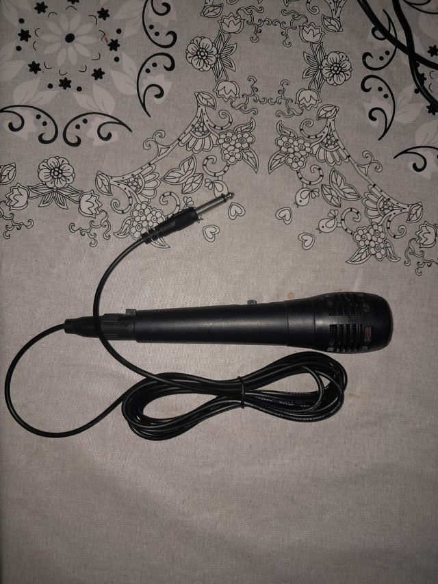 Micrófono Negro con Cable y Conector Jack