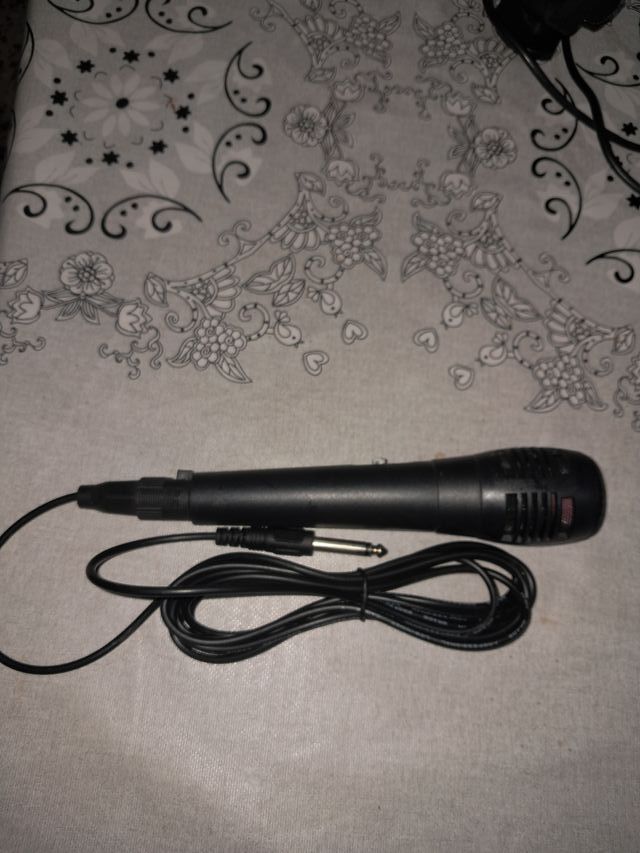 Micrófono Negro con Cable y Conector Jack