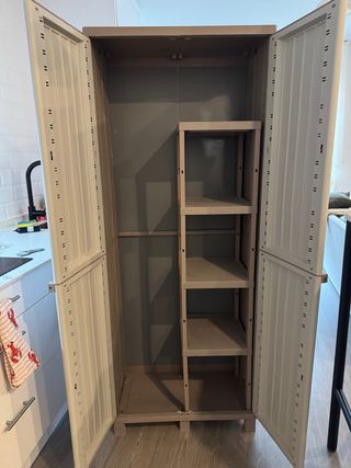 Armario de resina gris.