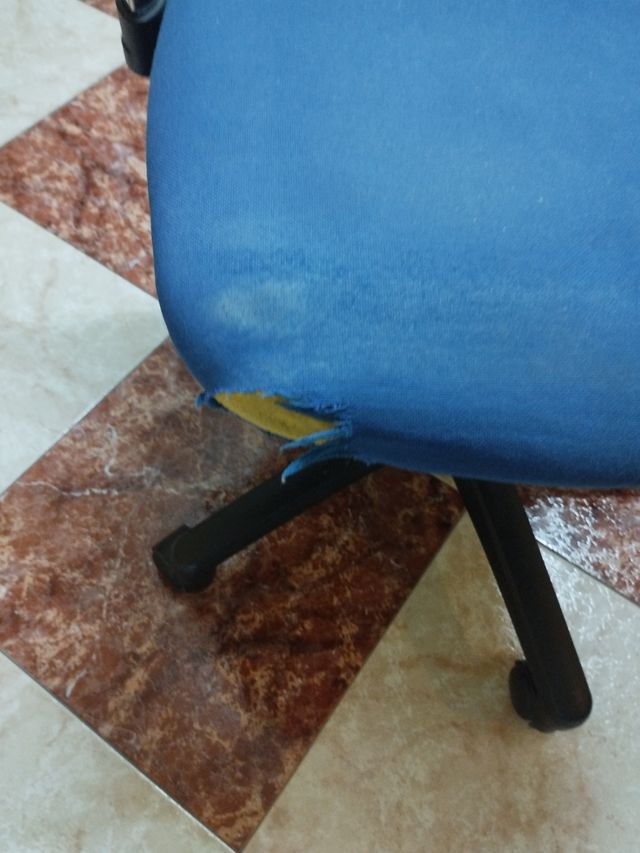 Sillón de oficina azul con brazos