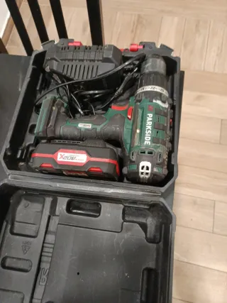 Taladro y sierra de calar Parkside con batería y c