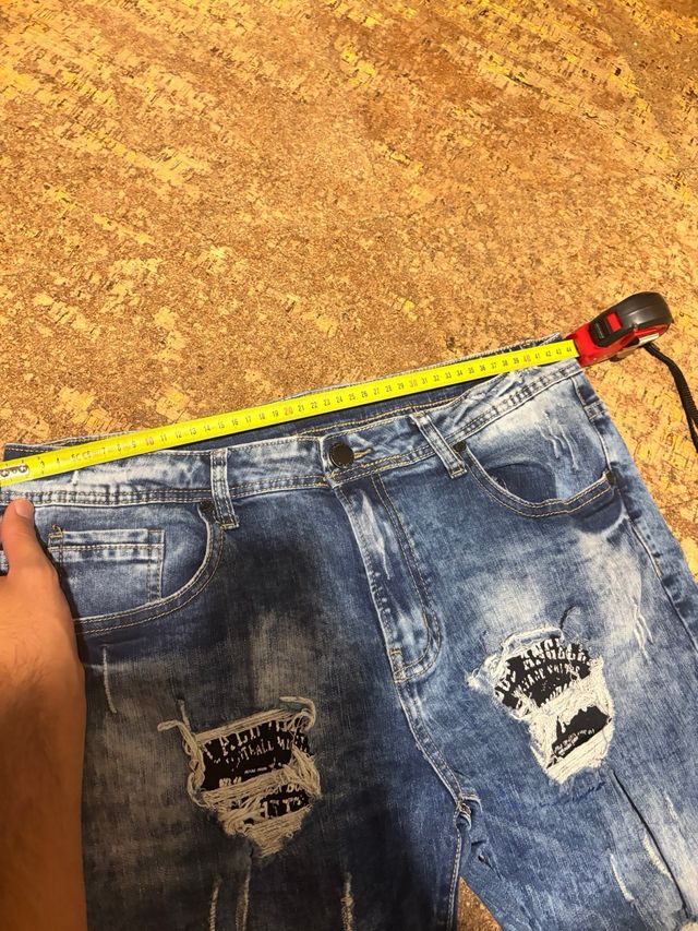 Pantalón tejano roto