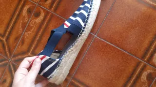 Alpargatas de marca azul y blanco