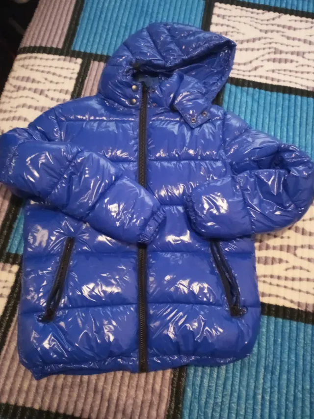 Abrigo acolchado azul brillante