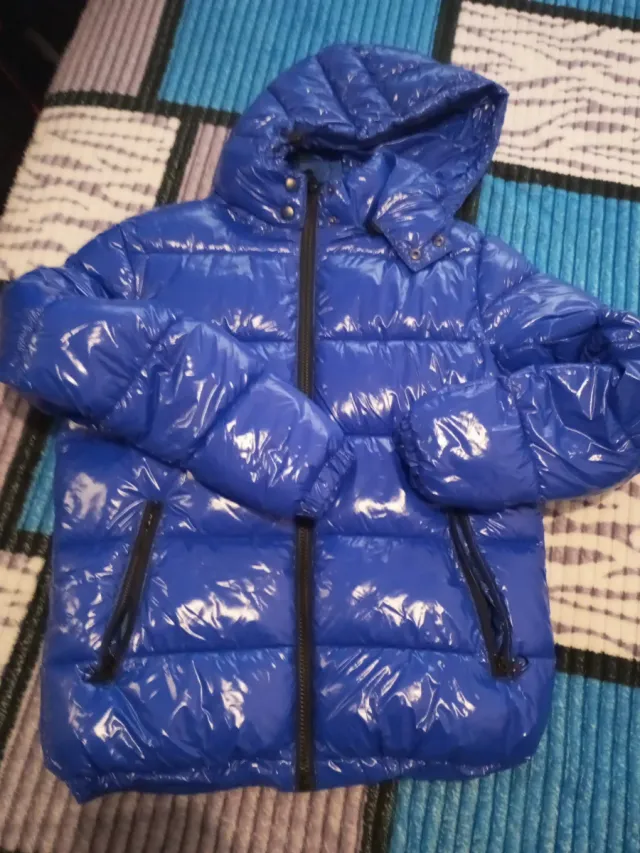 Abrigo acolchado azul brillante