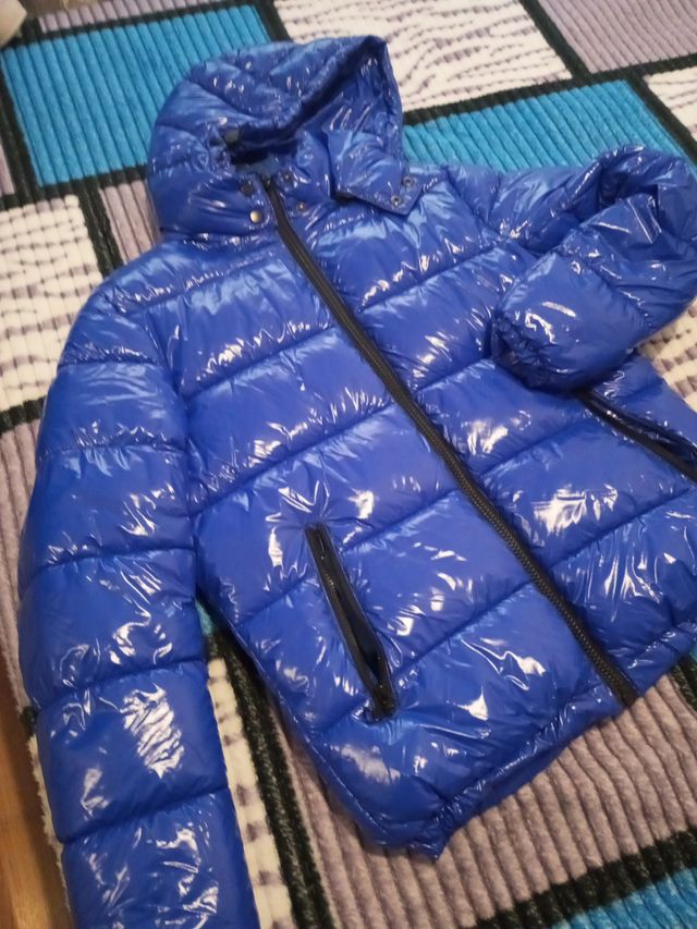 Abrigo acolchado azul brillante