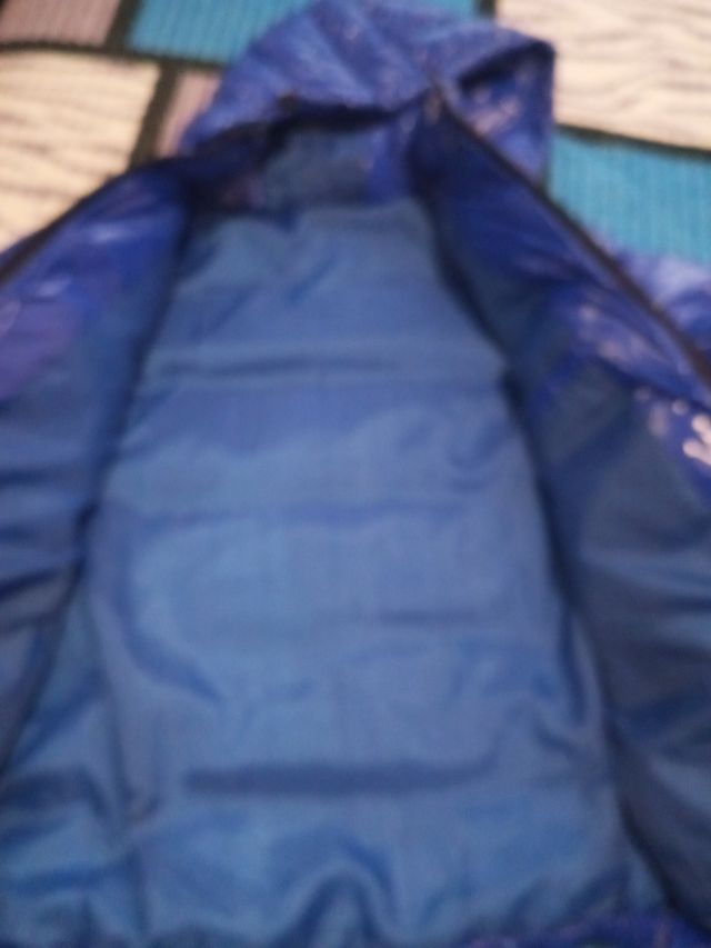 Abrigo acolchado azul brillante