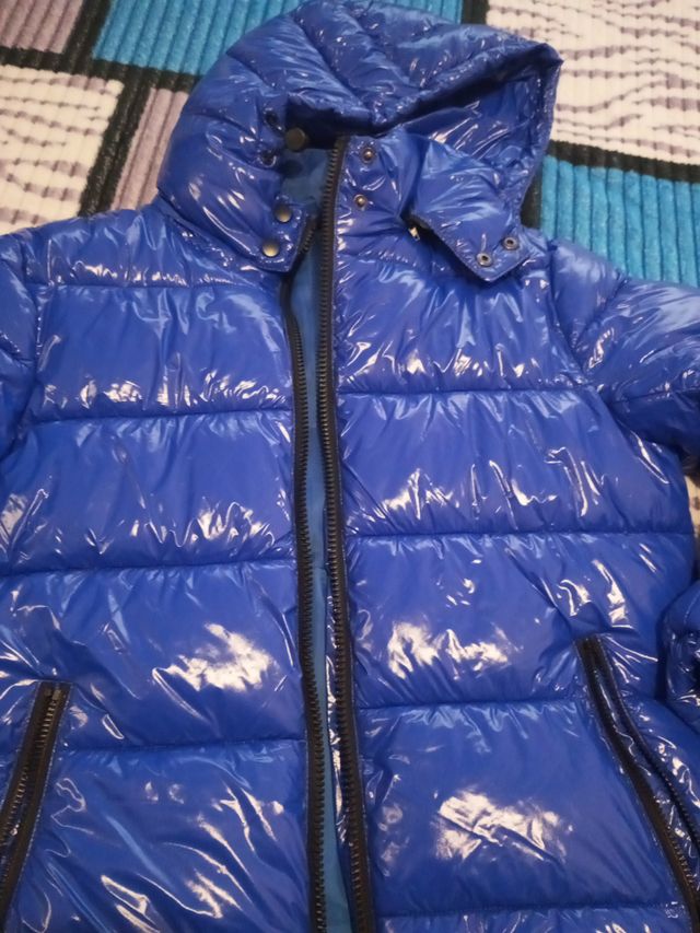 Abrigo acolchado azul brillante