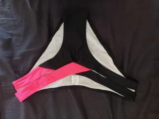 Braga bikini negro y rosa con aberturas