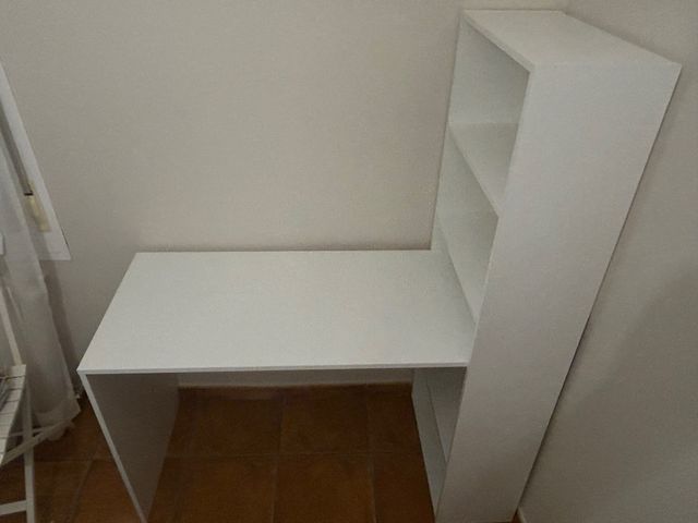 Escritorio blanco con estantería
