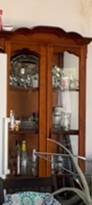 Vitrina de cristal y madera marrón