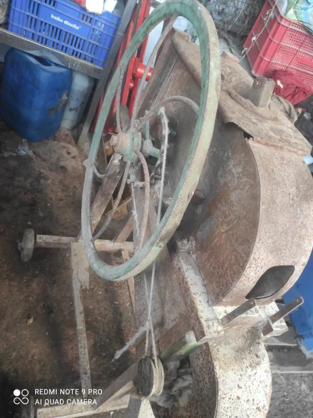 Desgranadora de maíz antigua