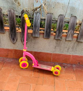 Patinete infantil rosa y amarillo
