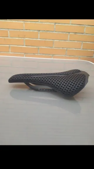 Sillín de carbono 3D 140x248mm panel de abeja.