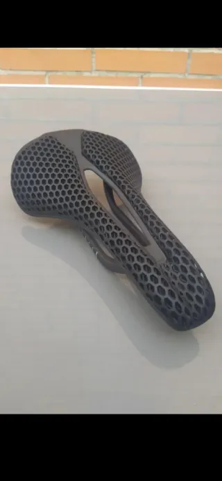 Sillín de carbono 3D 140x248mm panel de abeja.