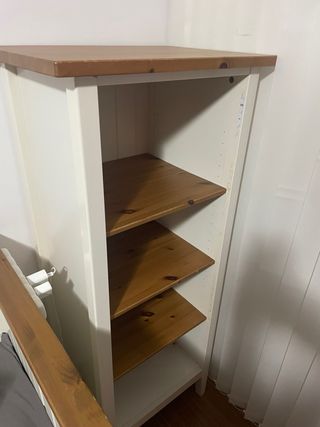 Estantería de madera blanca y marrón