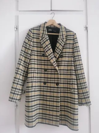 Abrigo Zara Cuadros Beige y Negro