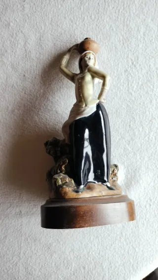 Figura de porcelana mujer con cántaro