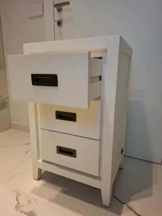 Comodino in legno bianco con cassetti