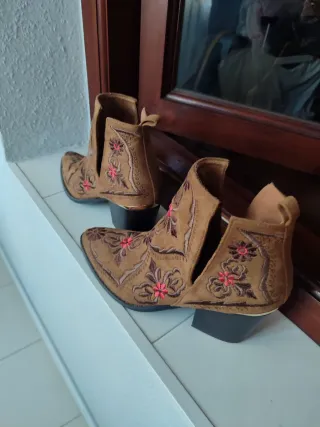 Botines marrones bordados florales