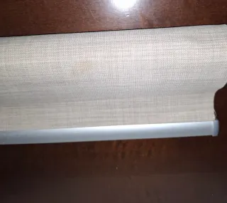 Estor enrollable beige.