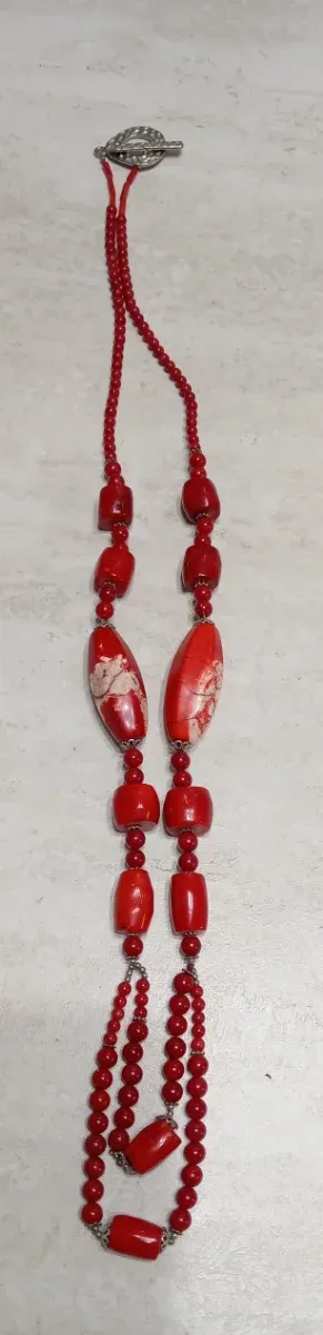 Collana bigiotteria con perle rosse
