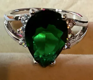 Anello in argento 925 con pietra verde e zirconio
