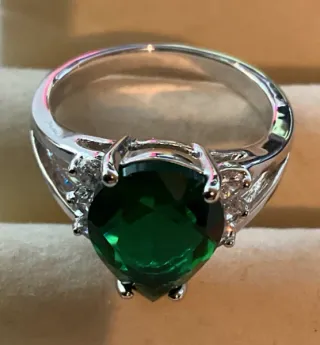Anello in argento 925 con pietra verde e zirconio