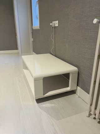 Mesa de centro blanca con ruedas