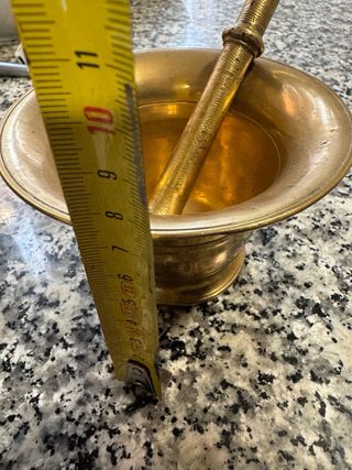 Mortero y maja de bronce. Almirez antiguo 