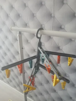 Perchero con pinzas para tender