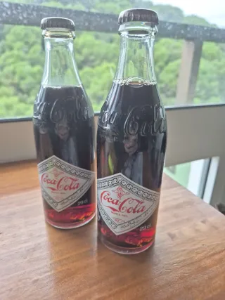 Bottiglie di Coca-Cola vintage del 1982 non aperte