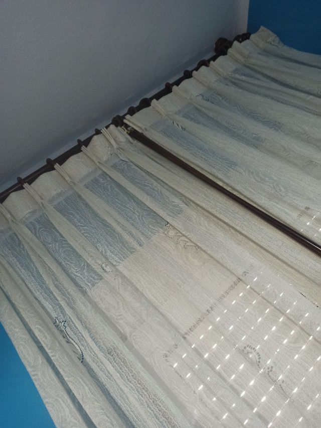 Cortinas de tela beige y blancas