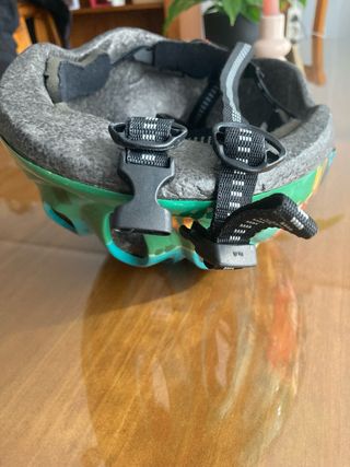Casco infantil con diseño de coches