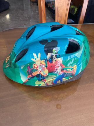 Casco infantil con diseño de coches
