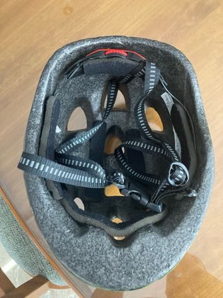 Casco infantil con diseño de coches