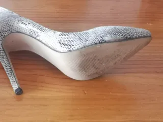 Zapatos de tacón tipo serpiente beige