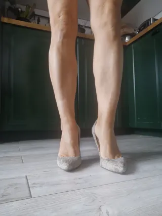 Zapatos de tacón tipo serpiente beige