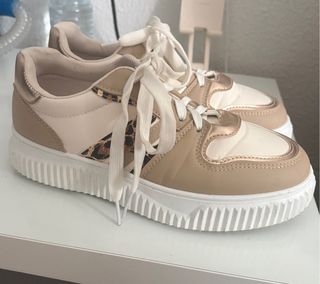 Zapatillas beige y doradas talla 36