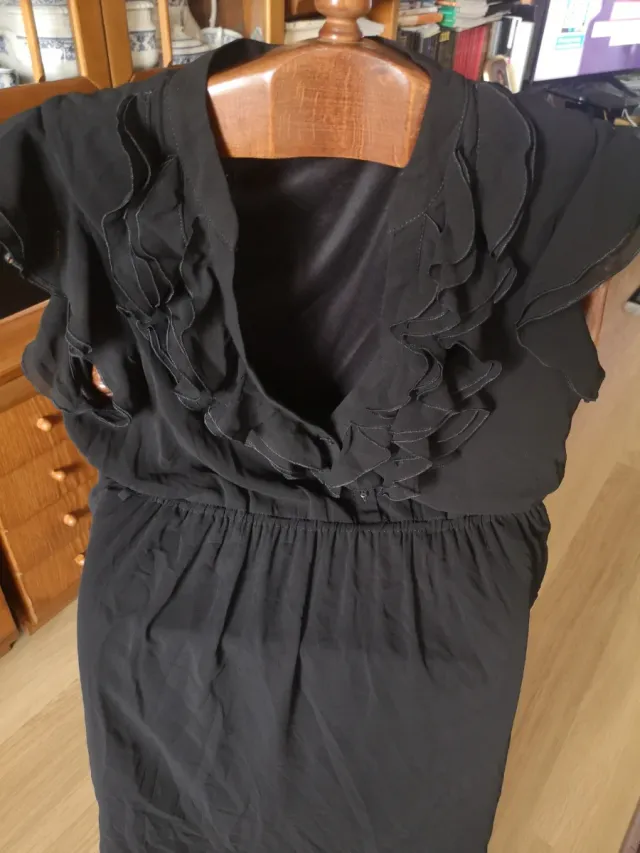 Vestido negro con volantes