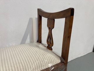 Banqueta antigua tapizada beige y madera