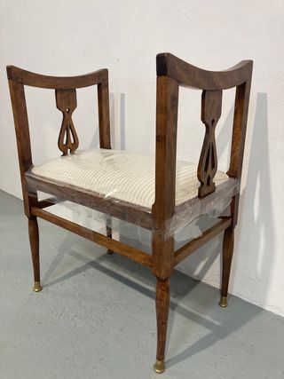Banqueta antigua tapizada beige y madera