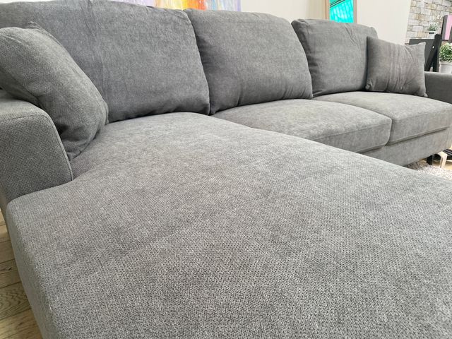 Elegante sofa chaise longue con patas metalicas